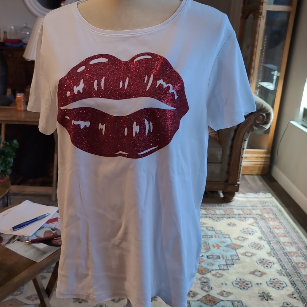 Croft & Barrow Women's Size L Short Sleeve White T Shirt With Red Glitter Mouth - Picture 4 of 4